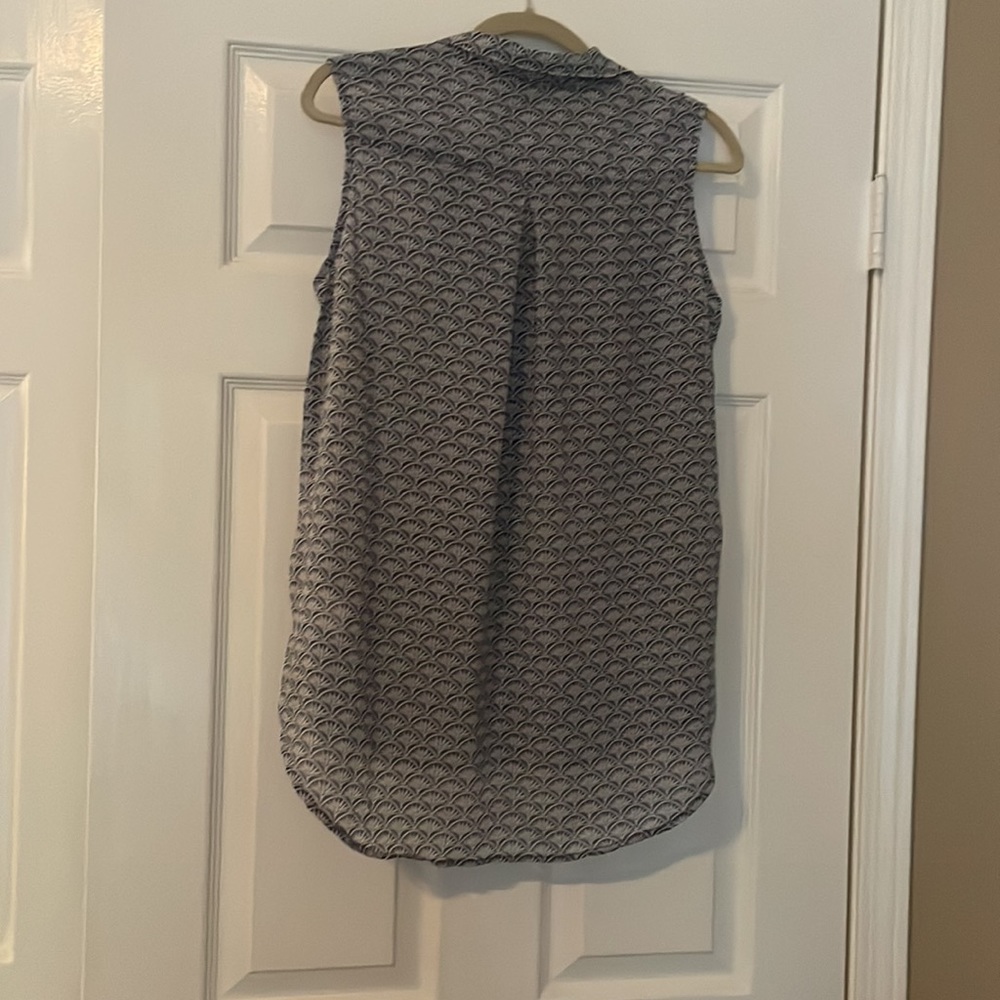 H&M NWT Size 10 Blue/White Sleeveless Button Down Top - Picture 3 of 3
